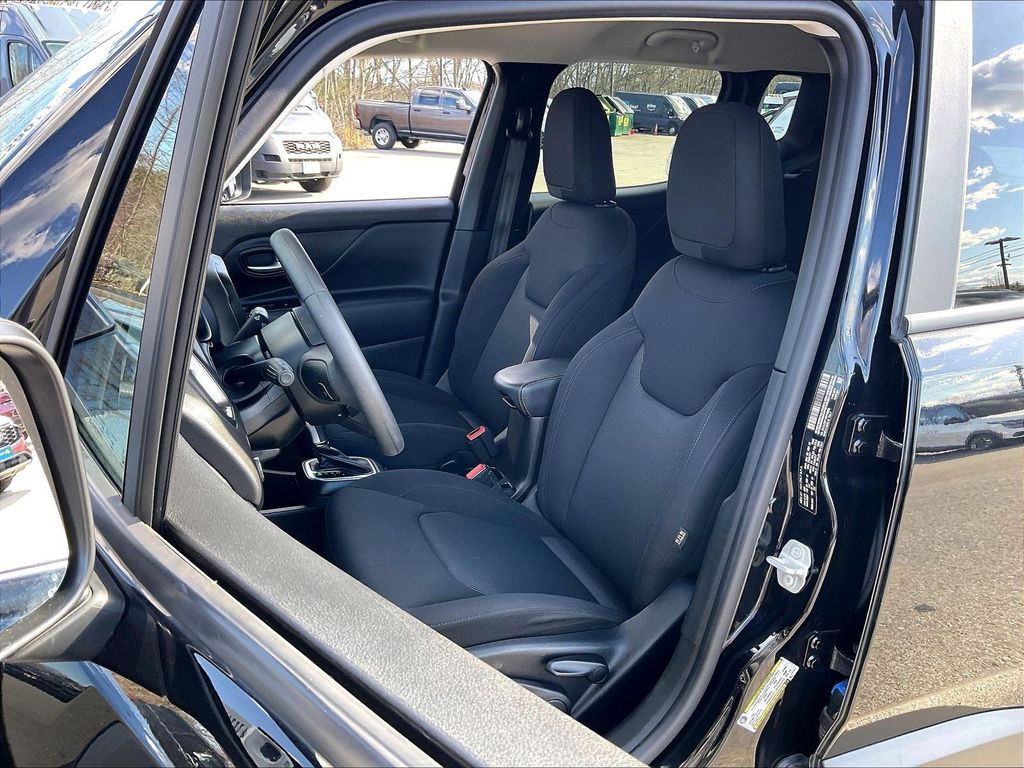 2023 Jeep Renegade — photo 9