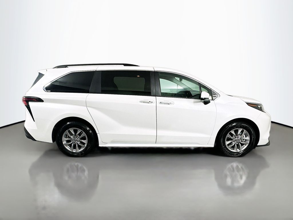 Thumbnail: 2024 Toyota Sienna - 4