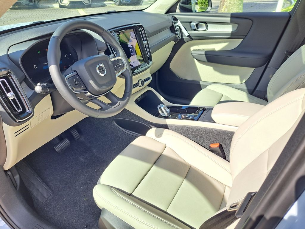 2026 Volvo XC40 Plus - Photo 7