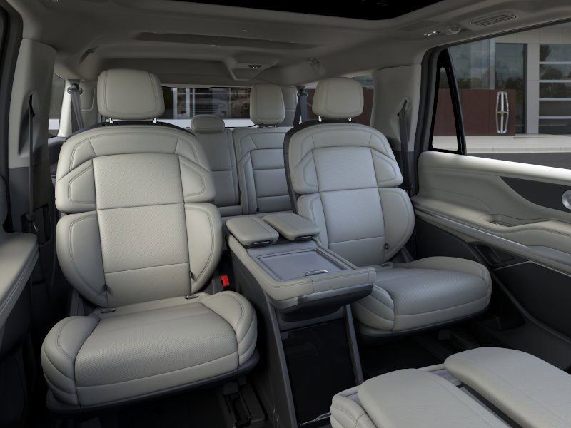 Thumbnail: 2025 Lincoln Navigator L - 11