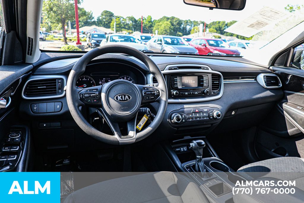 Used 2018 Black Kia L image 28