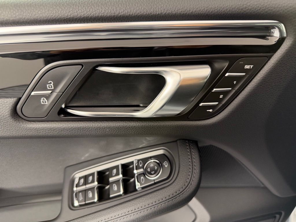 Thumbnail: 2026 Porsche Macan - 17
