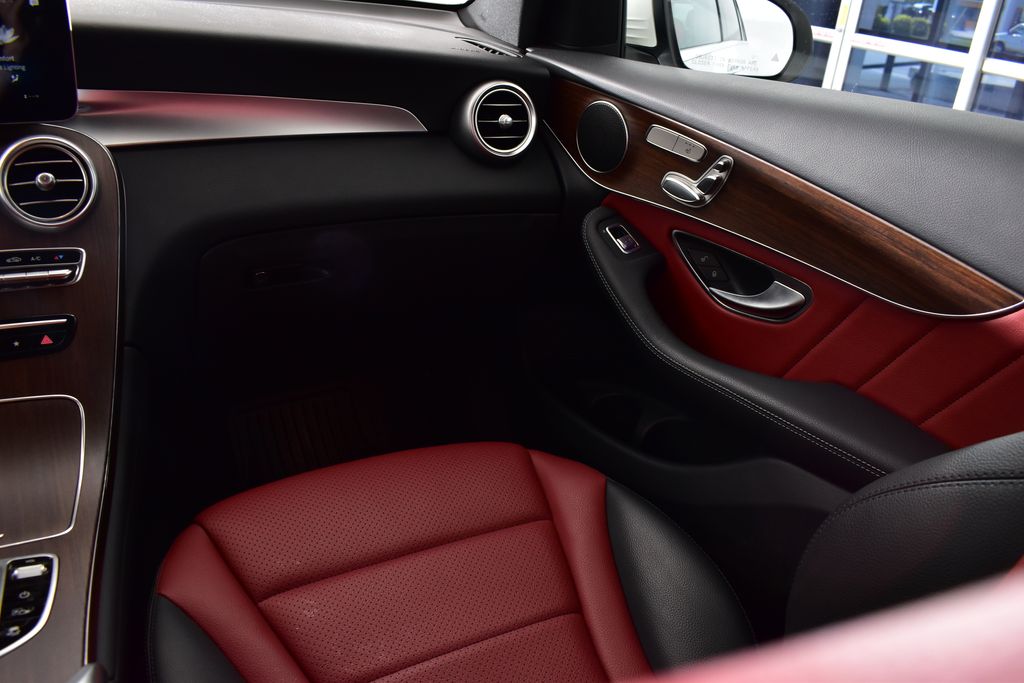 Thumbnail: 2022 Mercedes-Benz GLC - 26