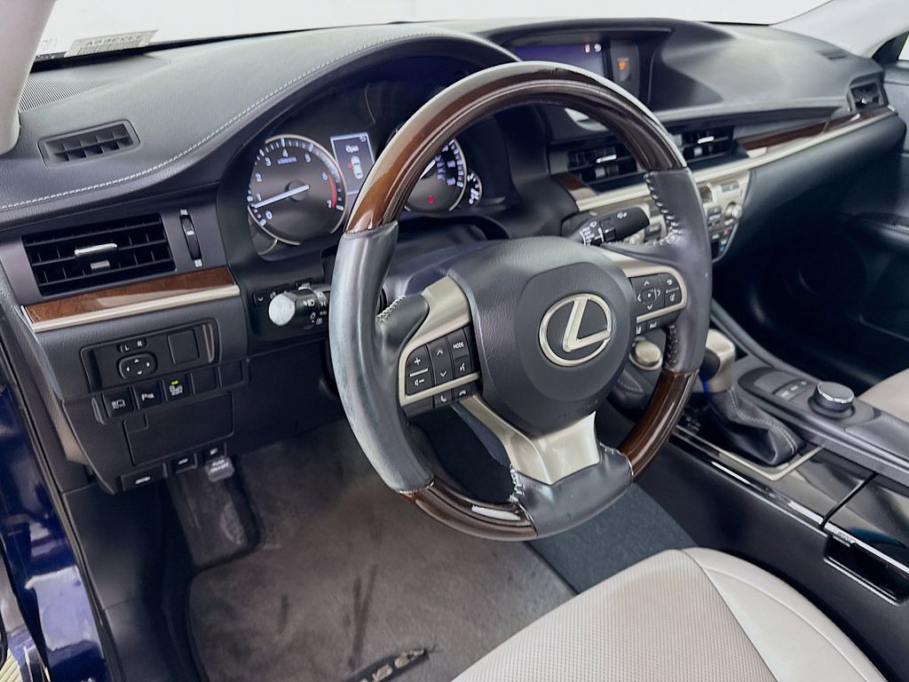 Thumbnail: 2017 Lexus ES - 9