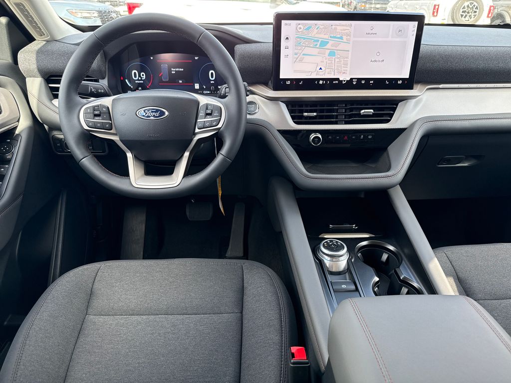 2025 Ford Explorer photo 4