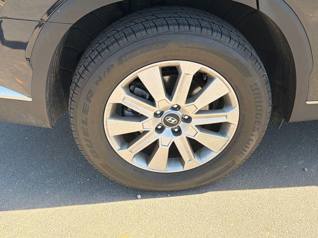 Used 2025 White Hyundai SEL image 17