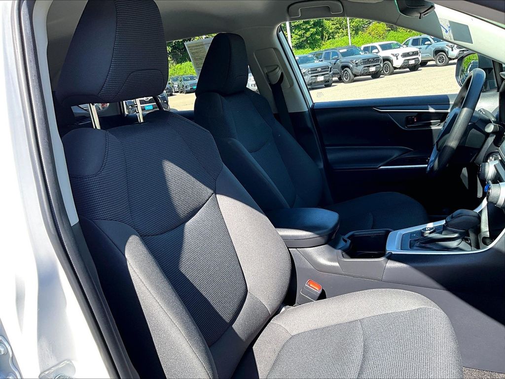 2024 Toyota RAV4 Hybrid — photo 11