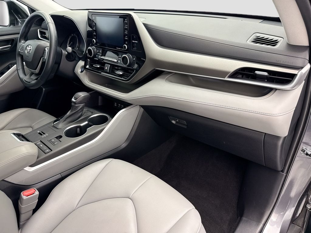 Thumbnail: 2022 Toyota Highlander - 16