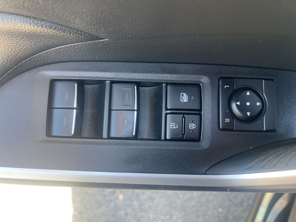 2022 Toyota RAV4 XLE Premium photo