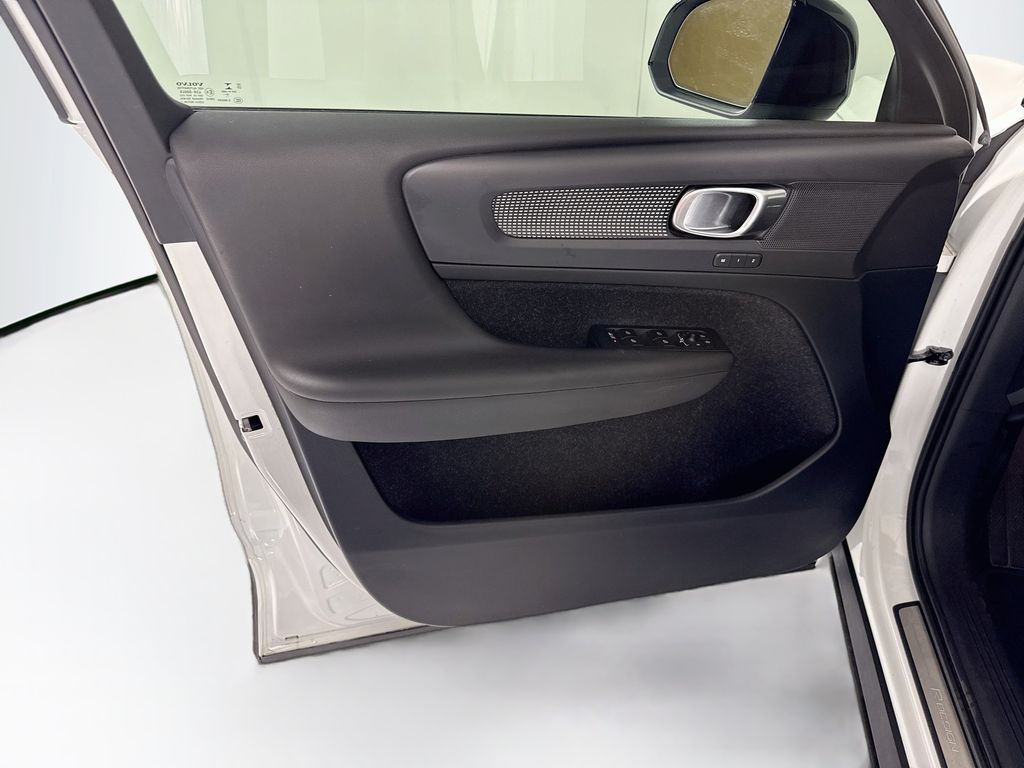 Thumbnail: 2019 Volvo XC40 - 24