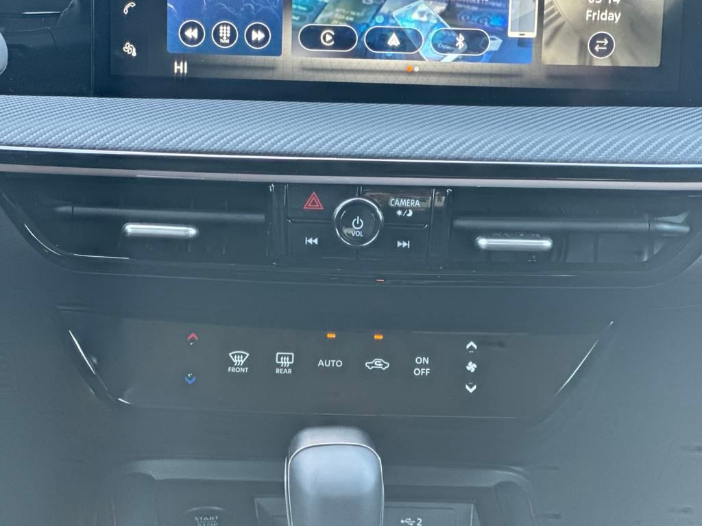 2025 Nissan Kicks SR photo
