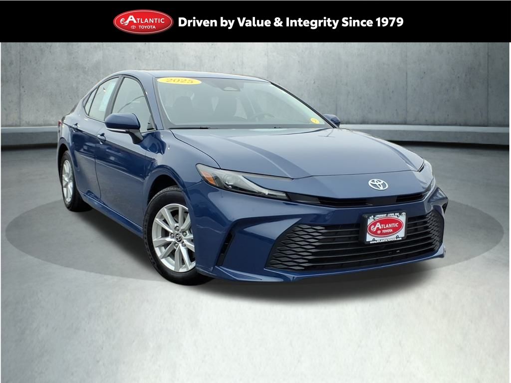 2025 Toyota Camry LE's photo