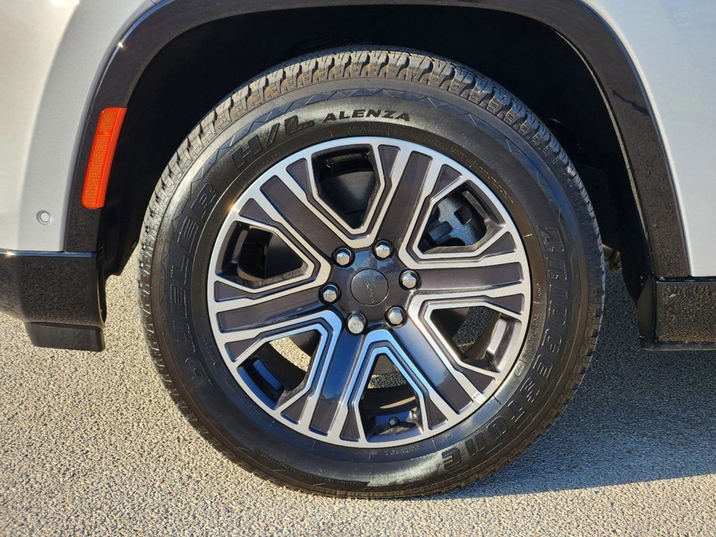 2023 Jeep Wagoneer L Base 7