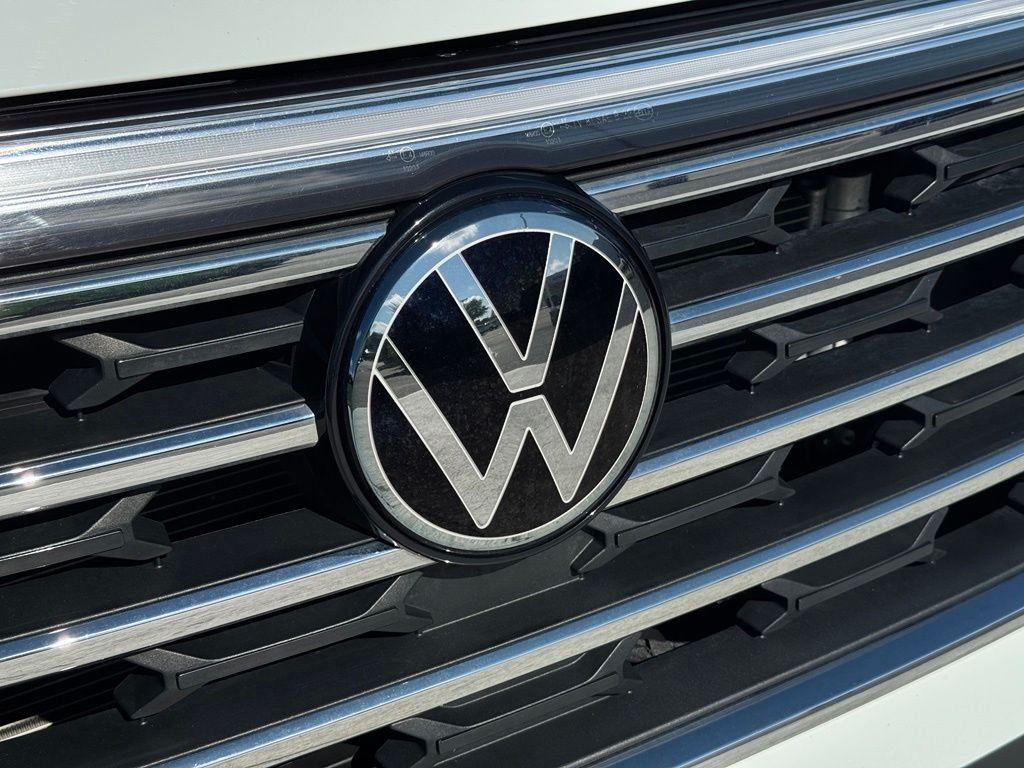 2025 Volkswagen Atlas 2.0T SE w/Technology Pure White - Jim Hudson Acura - Image 8