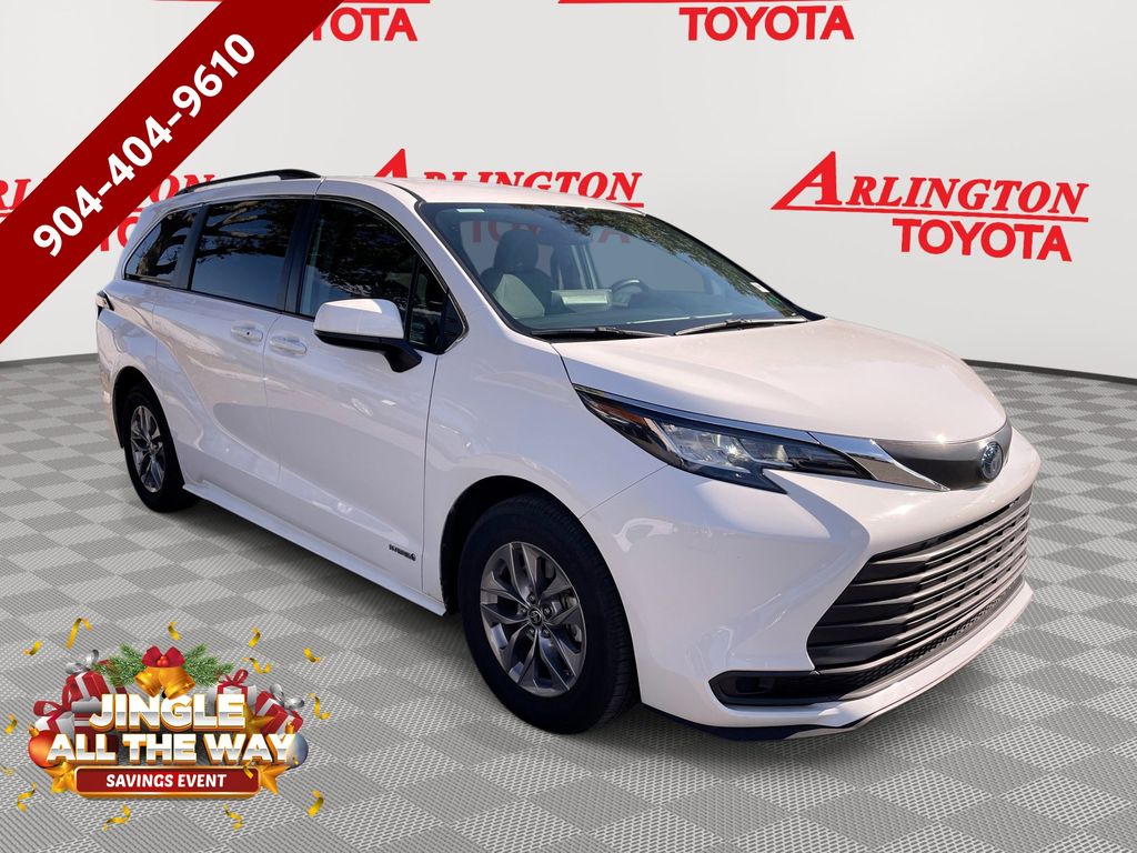 2021 Toyota Sienna LE's photo