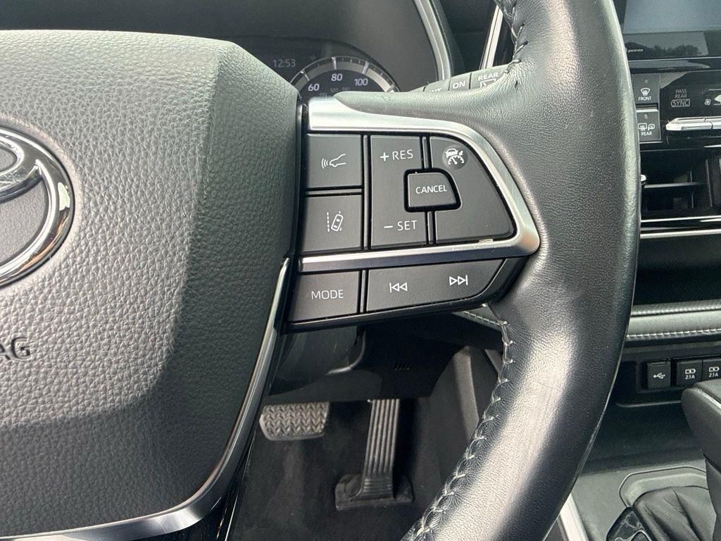 Used 2020 White Toyota XLE image 16
