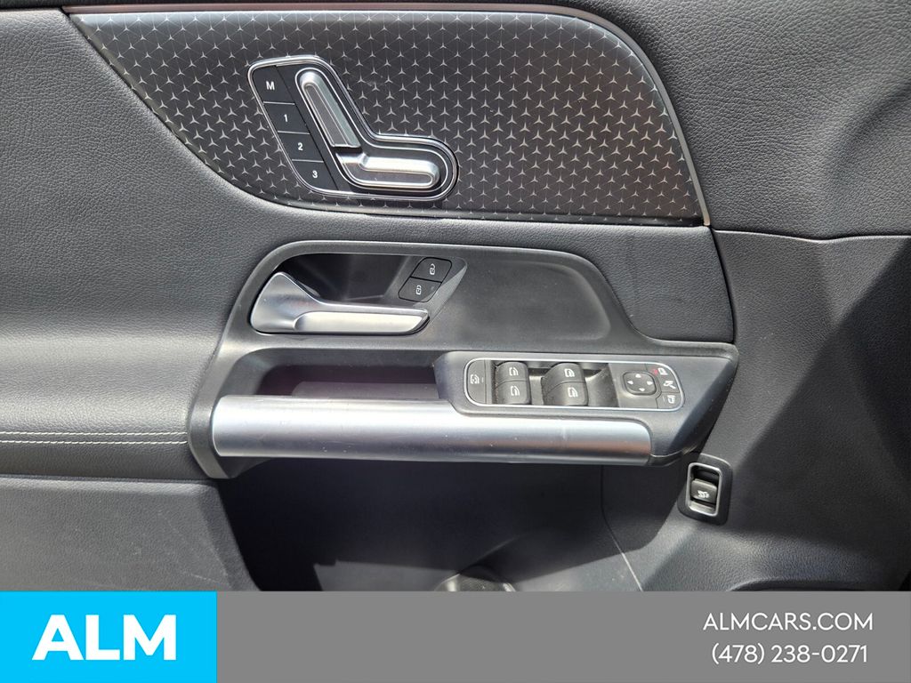 Used 2025 Black Mercedes-Benz GLA 250 image 28