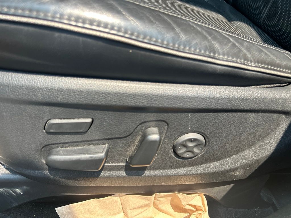 Used 2022 White Hyundai Calligraphy image 17