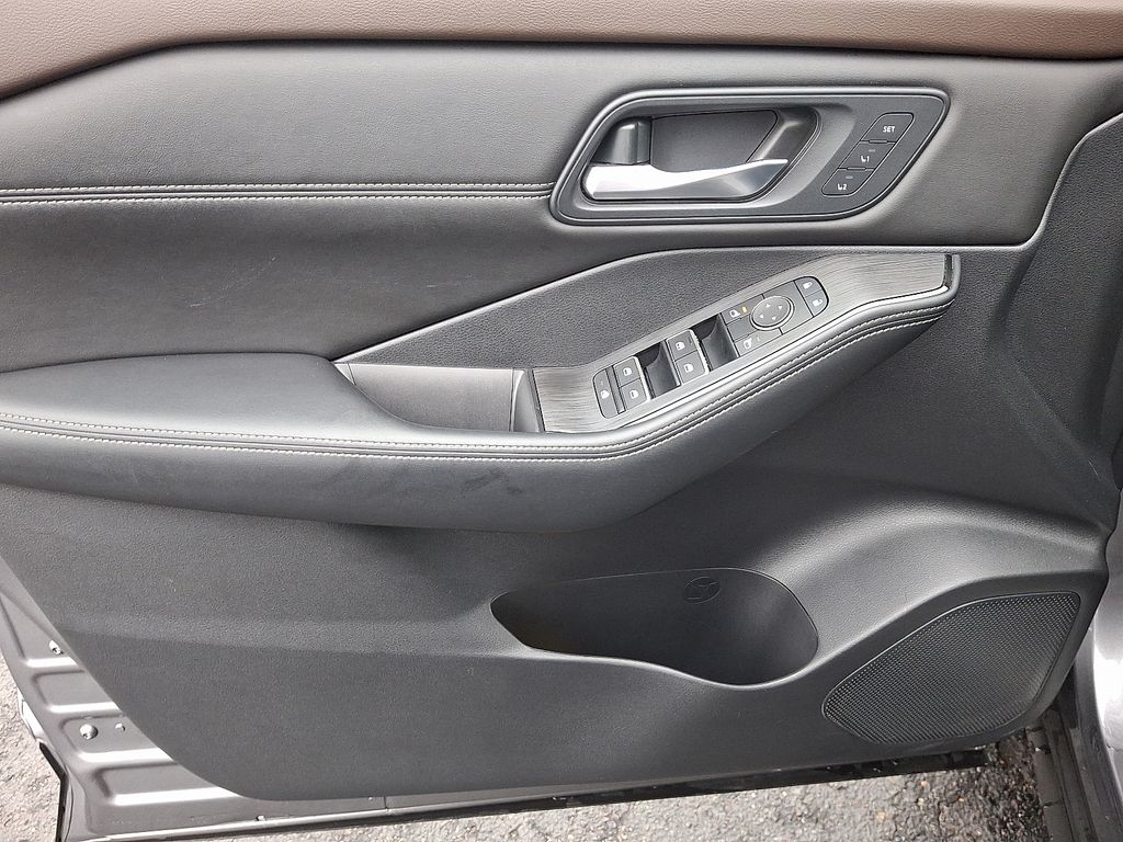 2023 Nissan Rogue SL 13