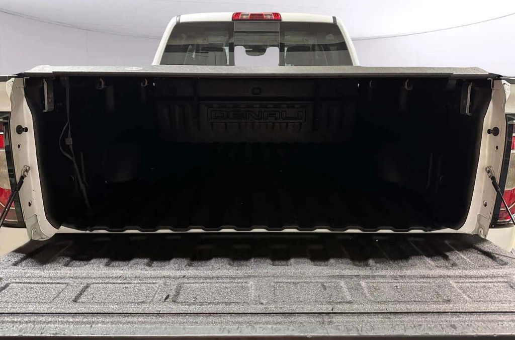 Used 2016 White Frost Tricoat GMC Denali image 29