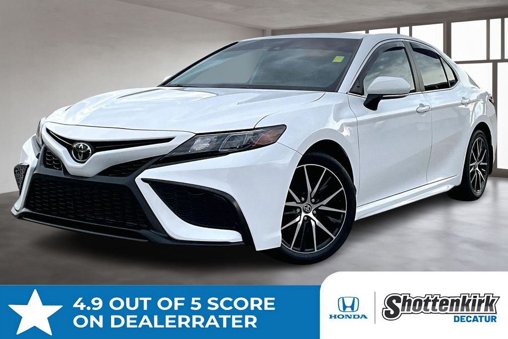 2022 Toyota Camry SE's photo