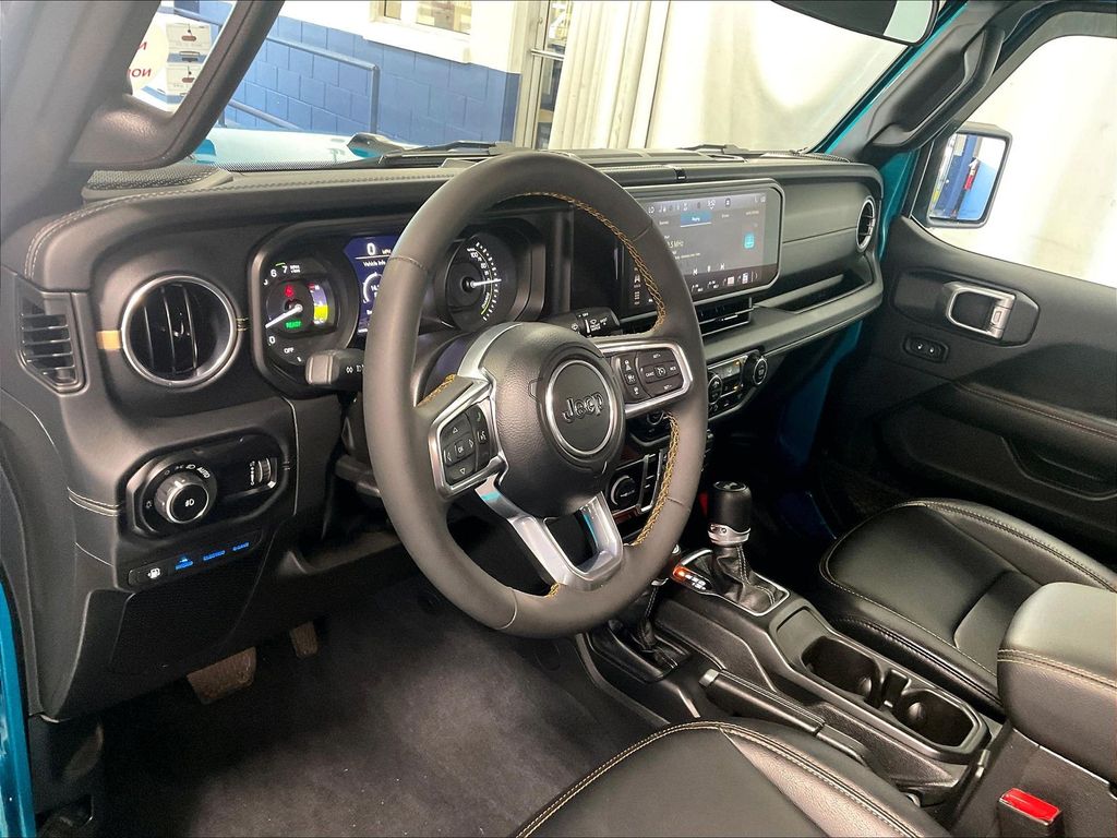 2024 Jeep Wrangler — photo 8