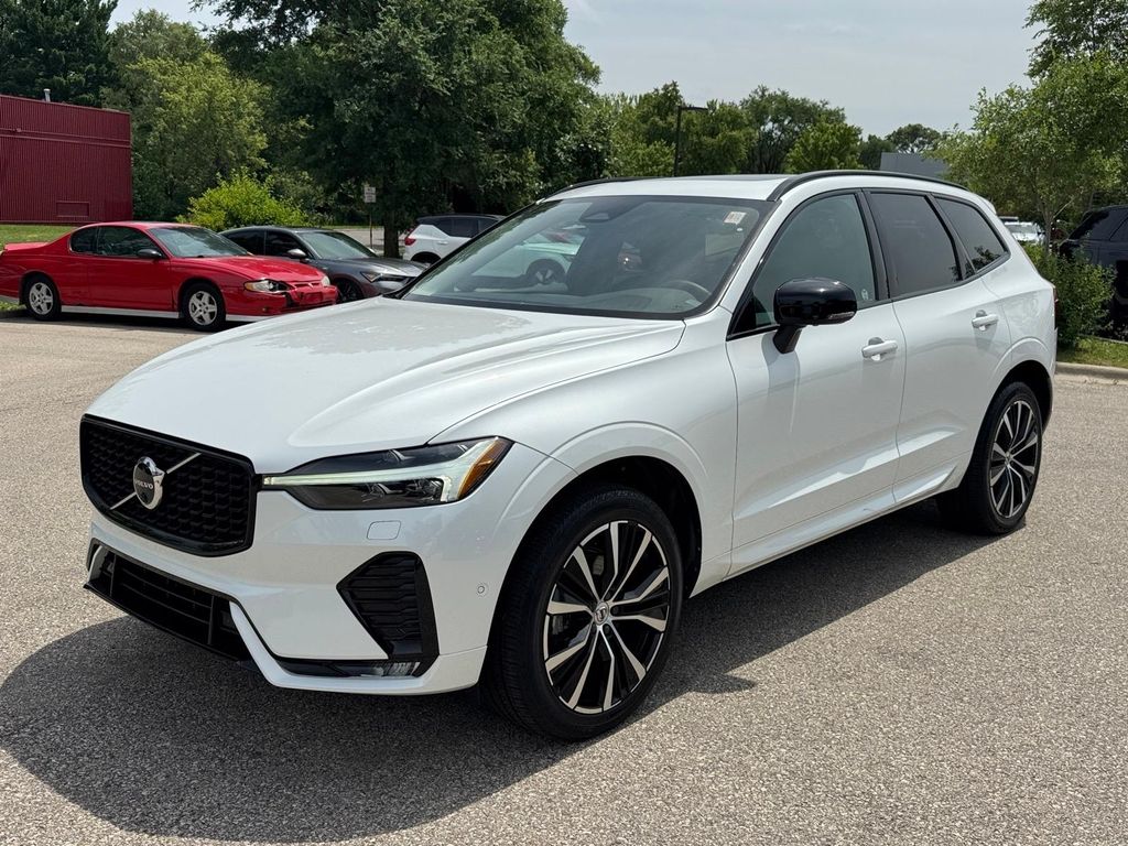  2023 Volvo XC60 B5 Plus Dark Theme AWD   