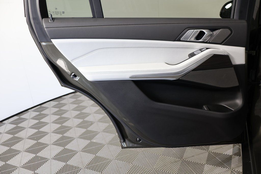 Thumbnail: 2025 BMW X7 - 13