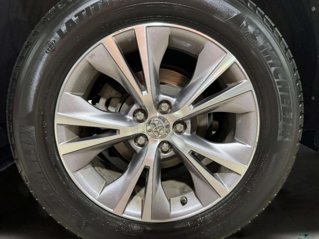 Used 2015 Silver Sky Metallic Toyota XLE V6 image 32