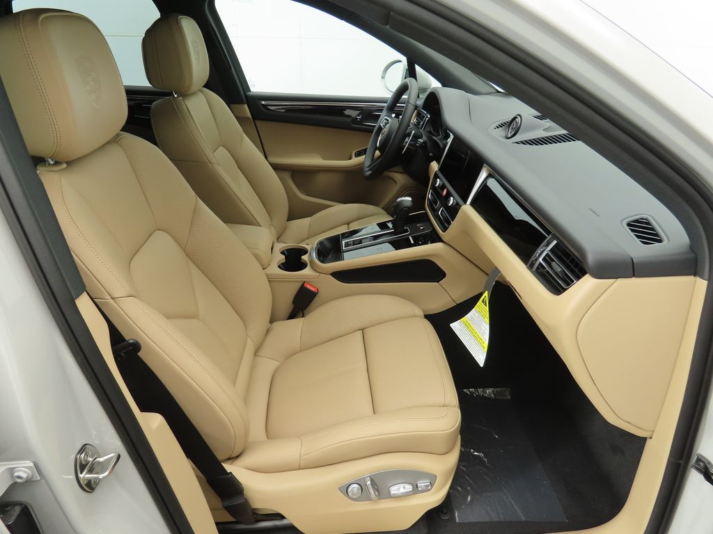Thumbnail: 2025 Porsche Macan - 22