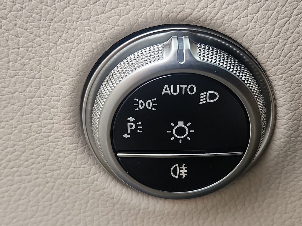 Thumbnail: 2025 Mercedes-Benz GLC - 25