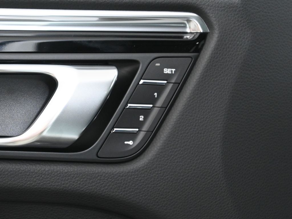 Thumbnail: 2024 Porsche Macan - 32