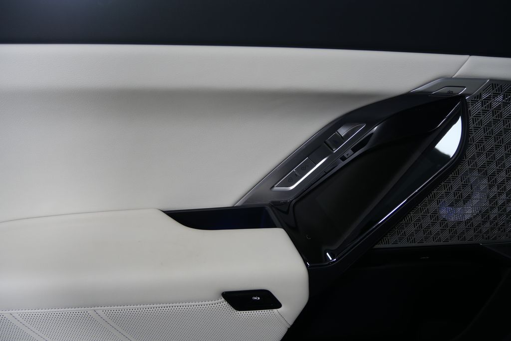 2023 BMW i7 xDrive60 13