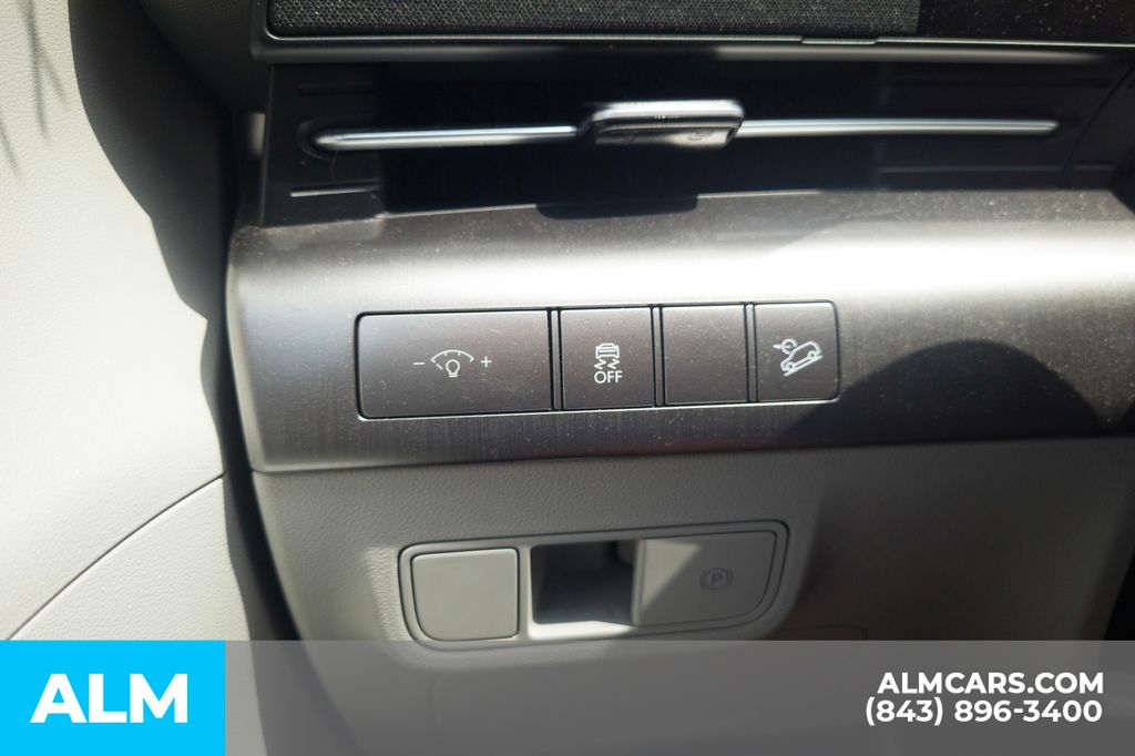 Used 2025 White Hyundai SEL image 15