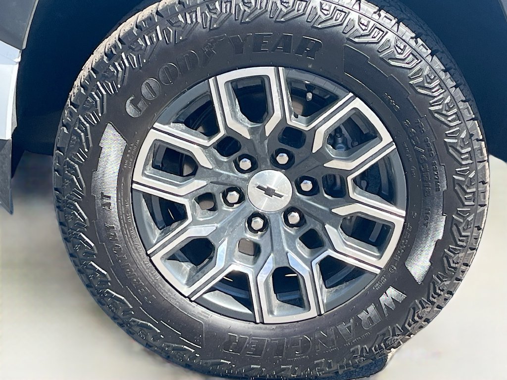 Used 2024 White Chevrolet Z71 image 30
