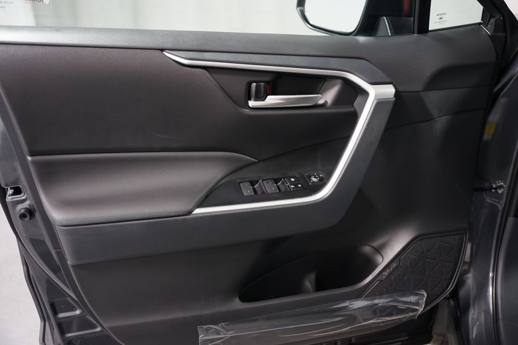 2025 Toyota RAV4 XLE 30