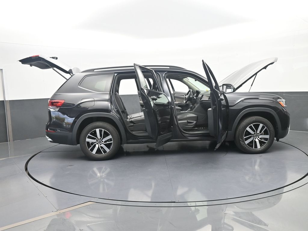 Used 2022 Deep Black Volkswagen 2.0T SE image 73