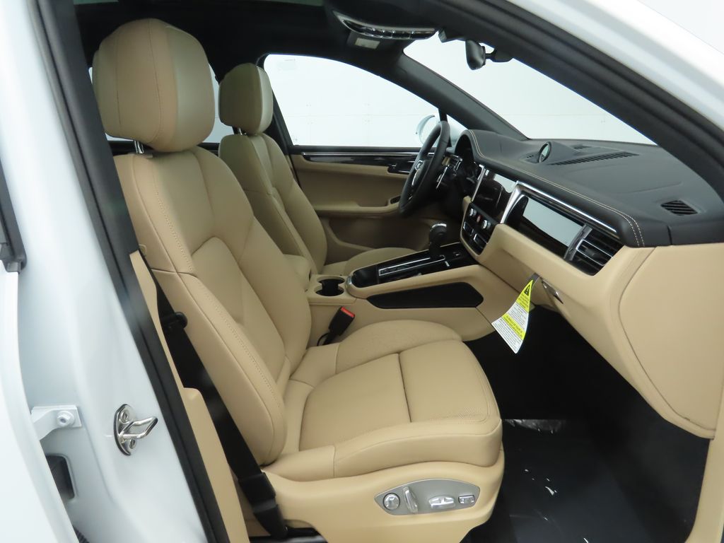 Thumbnail: 2025 Porsche Macan - 23