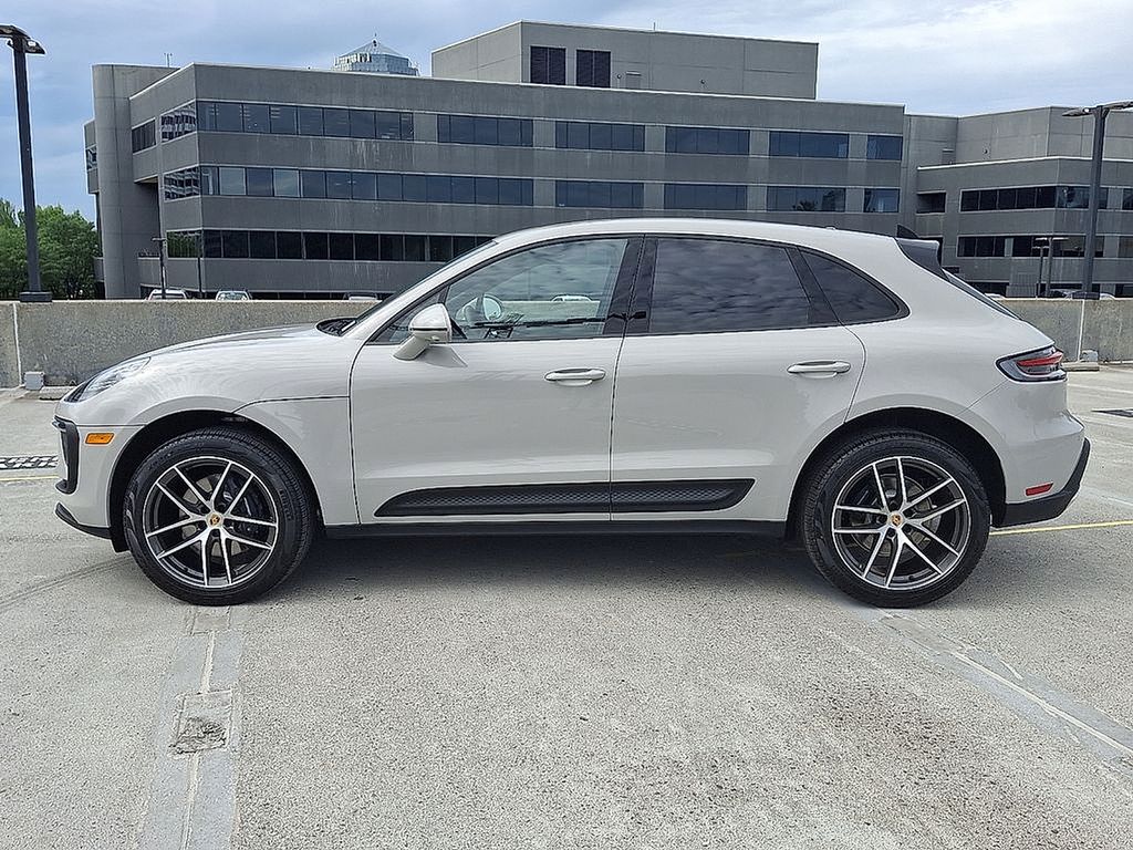Thumbnail: 2025 Porsche Macan - 2