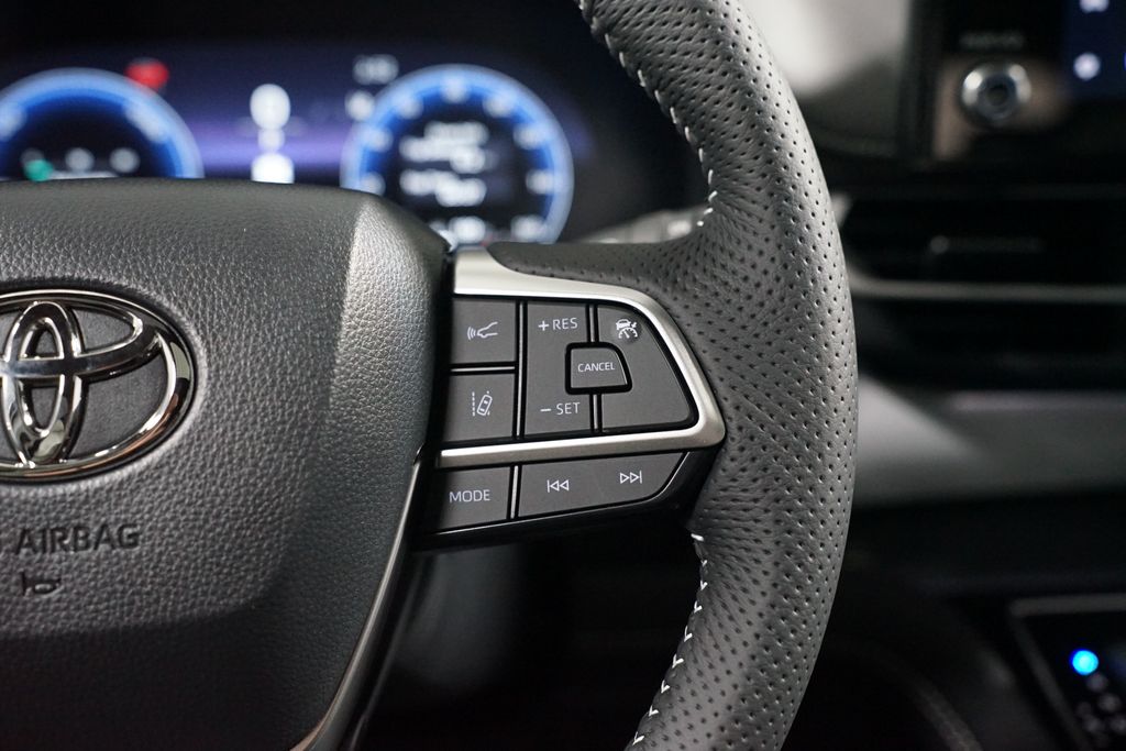 Thumbnail: 2025 Toyota Sienna - 13