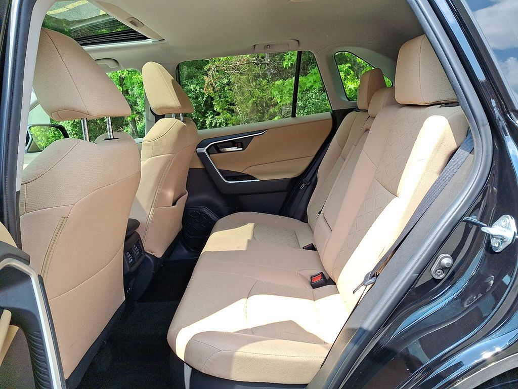 2021 Toyota RAV4 XLE 10