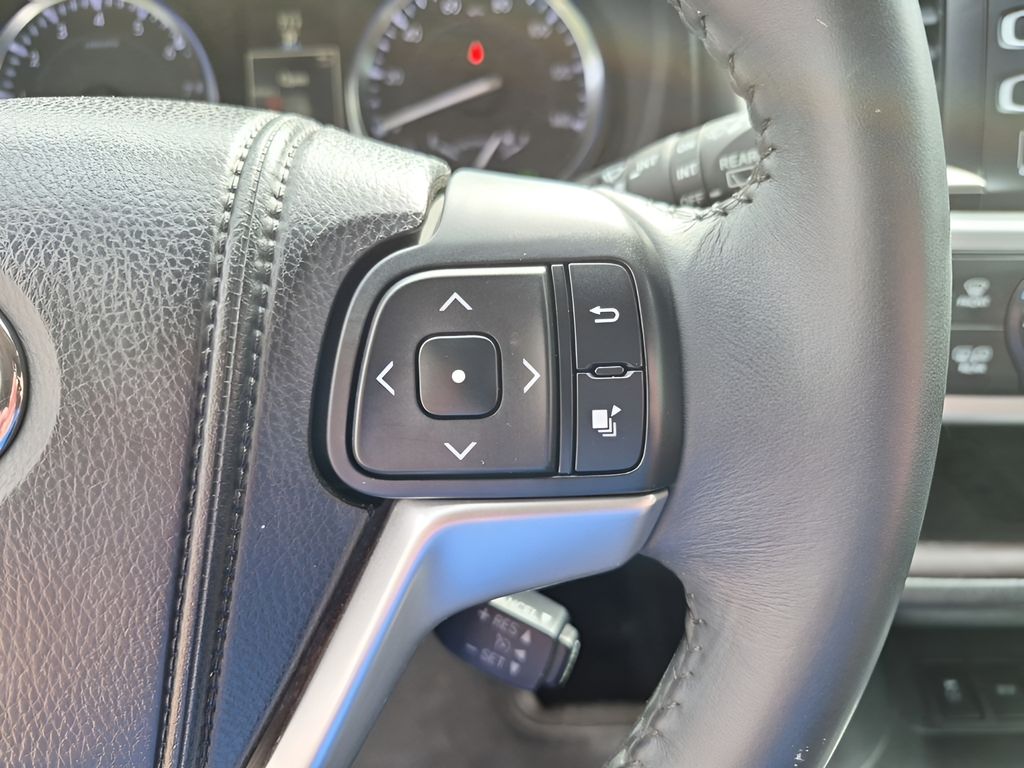 Used 2014  Toyota Limited image 35