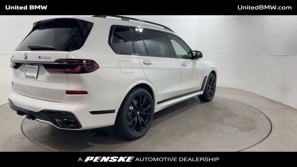 2025 BMW X7 M60i 8