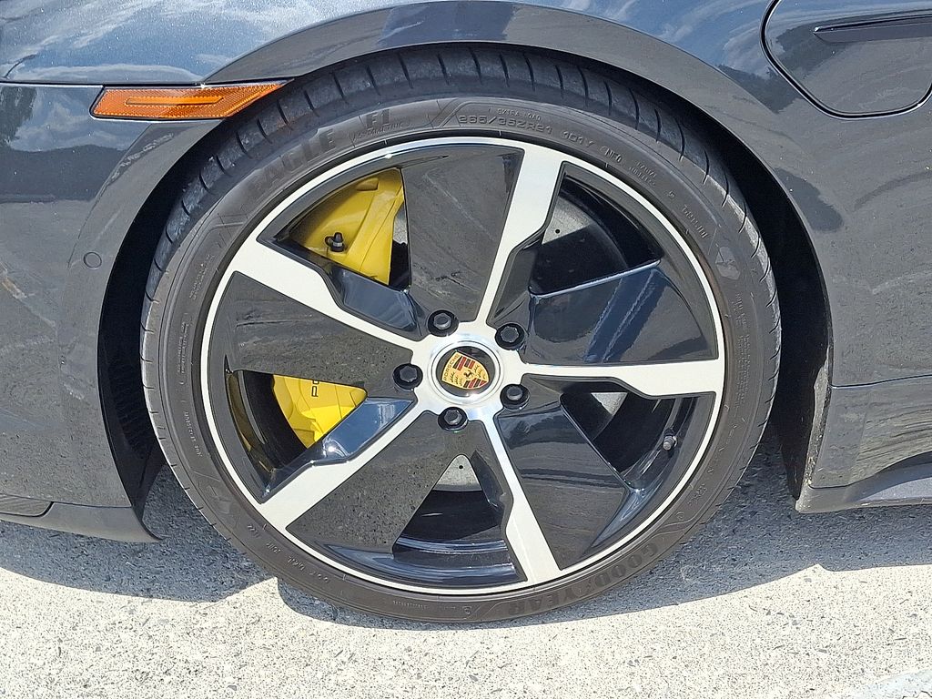 Thumbnail: 2022 Porsche Taycan - 10