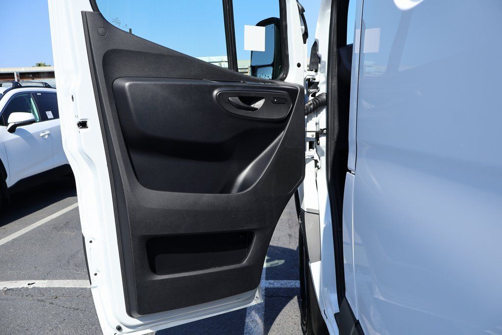 Thumbnail: 2025 Mercedes-Benz Sprinter - 7