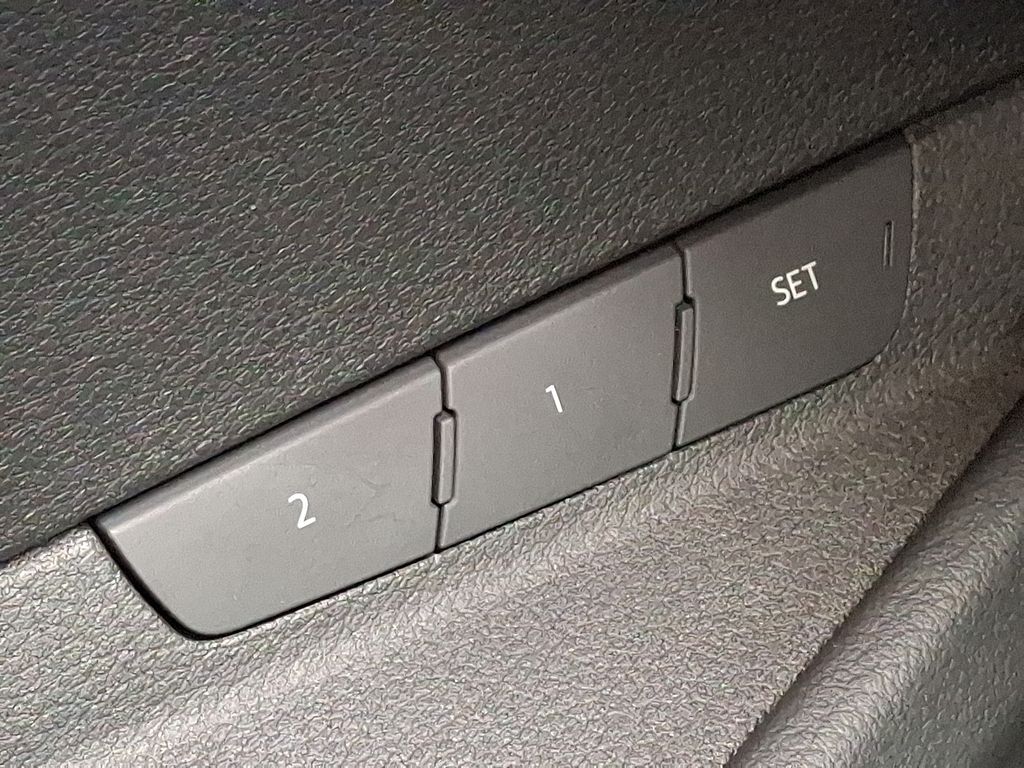 Thumbnail: 2022 Audi e-tron S - 26