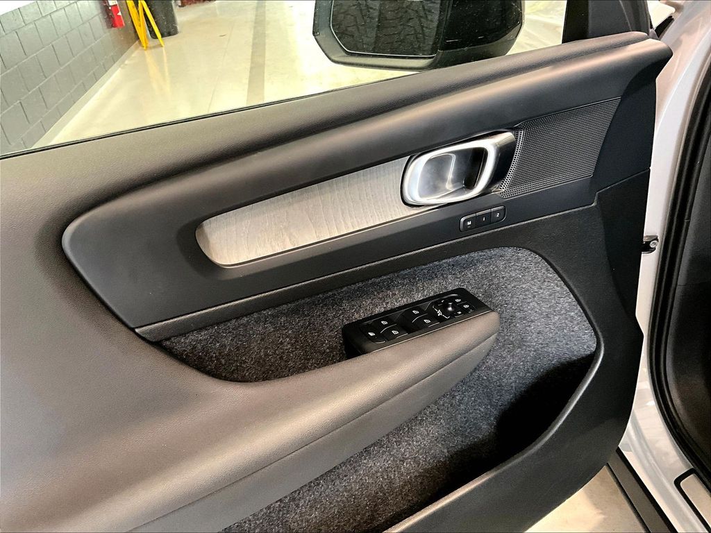 2025 Volvo XC40 — photo 10