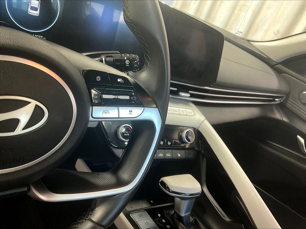 2025 Hyundai Elantra — photo 24