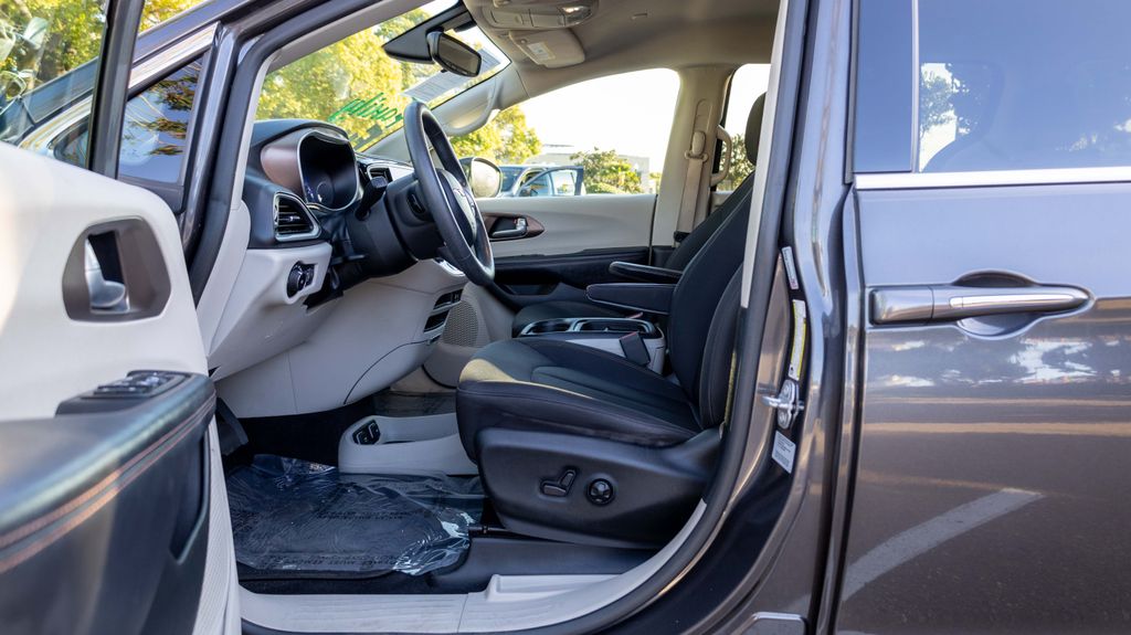 Used 2017 Chrysler Pacifica Touring L 4D Passenger Van