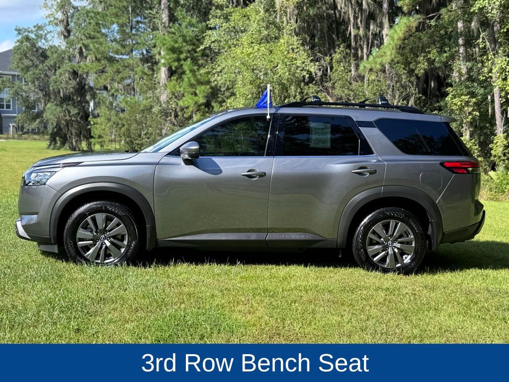 2024 Nissan Pathfinder SV
